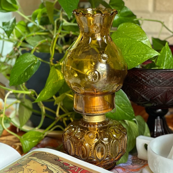 Vintage LE Smith Moon and Stars Amber Glass Oil Lamp - Picture 7 of 17